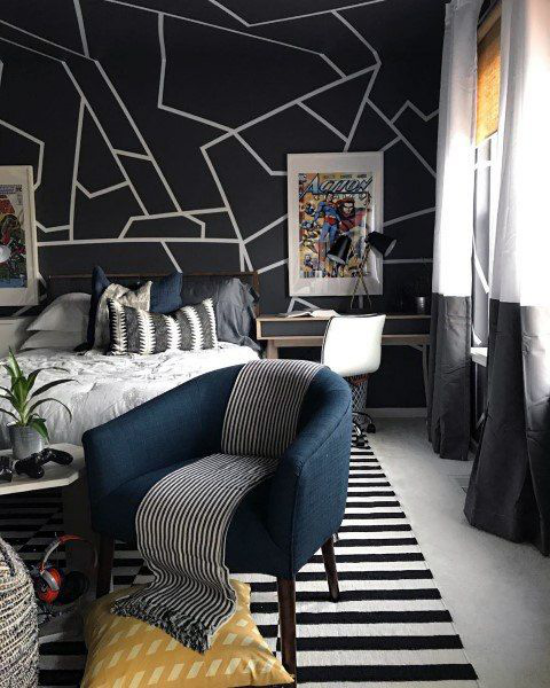 Modernes Teenagerzimmer ausgefallene Raumgestaltung gestreifter Teppich dunkelblauer Sessel