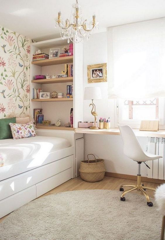 Modernes Teenagerzimmer bunte Wandtapete elegantes Bett Regal Schreibtisch vor dem Fenster