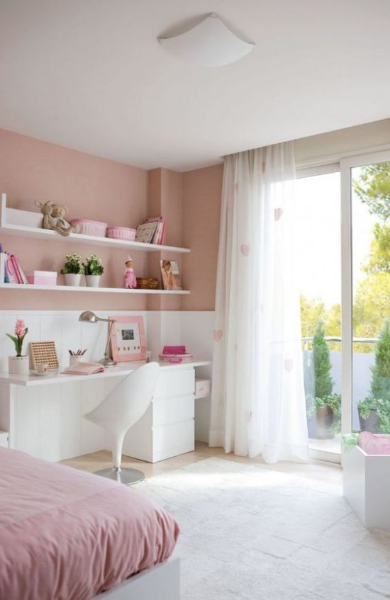 Modernes Teenagerzimmer einladendes Mädchenzimmer in zartem Rosa und Weiß aufgeführt Bett Schreibtisch Regal weiße Gardinen