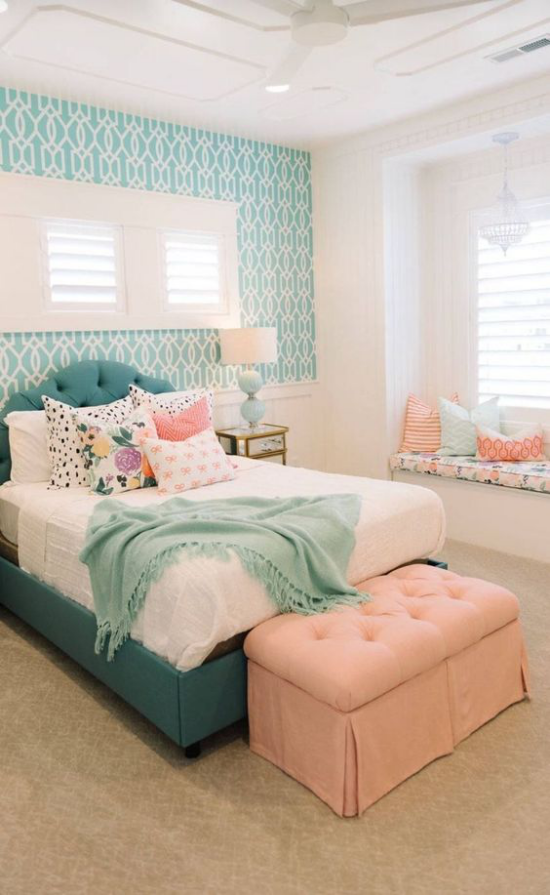 Modernes Teenagerzimmer großes komfortables Schlafbett Hellblau und Rosa in Mix viel Tageslicht ansprechendes Ambiente