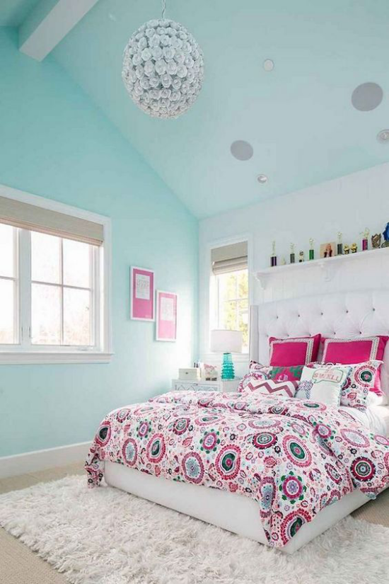 Modernes Teenagerzimmer hellblaue Wände hohe Zimmerdecke großes bequemes Bett fein gemusterte Bettwäsche einladende Atmosphäre