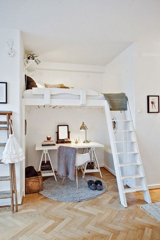 Modernes Teenagerzimmer praktische Hochbett beste Option für die Einrichtung in kleinen Räumen darunter Schreibtisch Leiter
