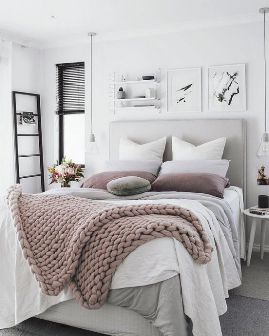Modernes Teenagerzimmer weiche Decken in Beige komfortables Schlafbett weiße Bettwäsche Wandbilder Gemütlichkeit pur