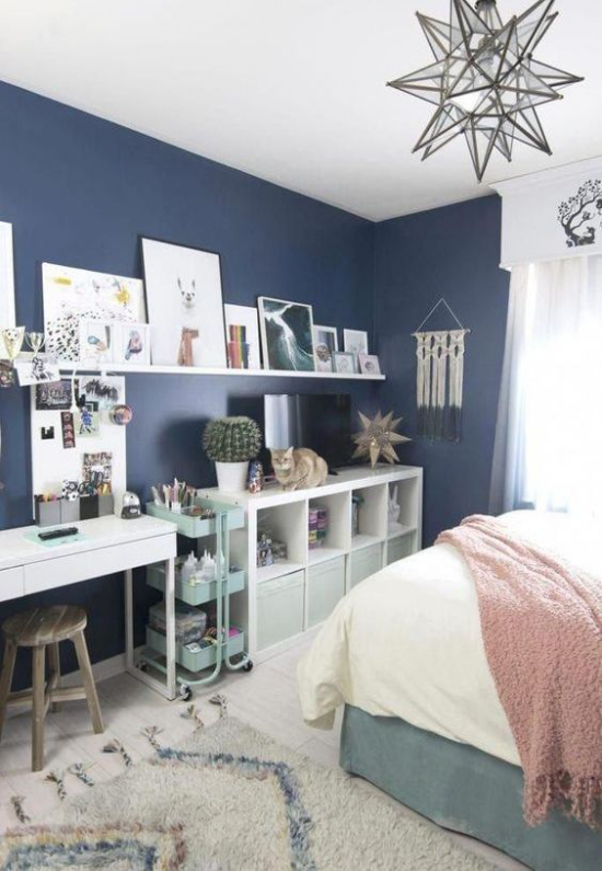 Modernes Teenagerzimmer weißes Regal viele Bilder Bett Schreibtisch dunkelblaue Wandfarbe