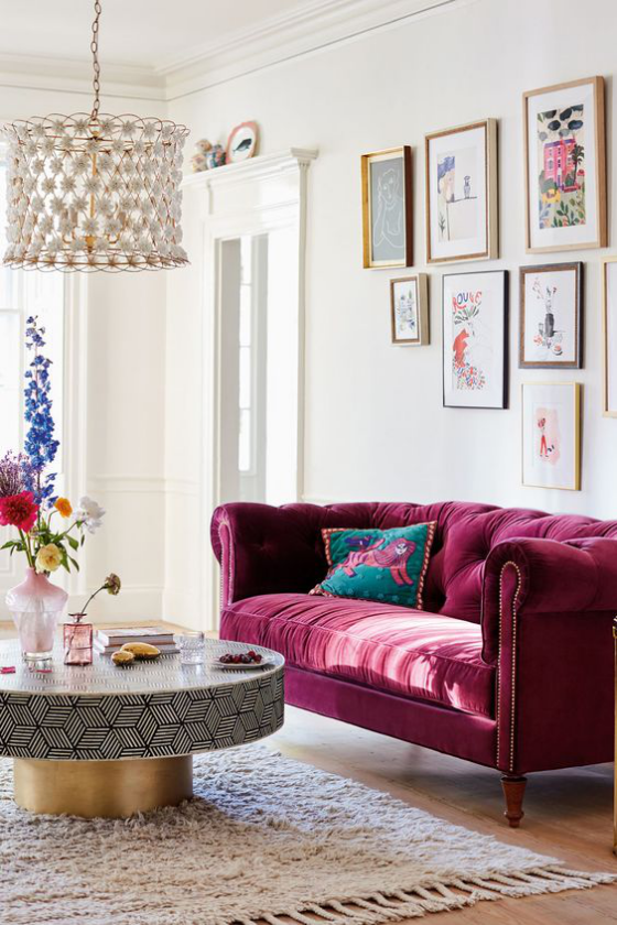 Weinrot im Interieur Couch Blickfang extravagant erhabener Stil