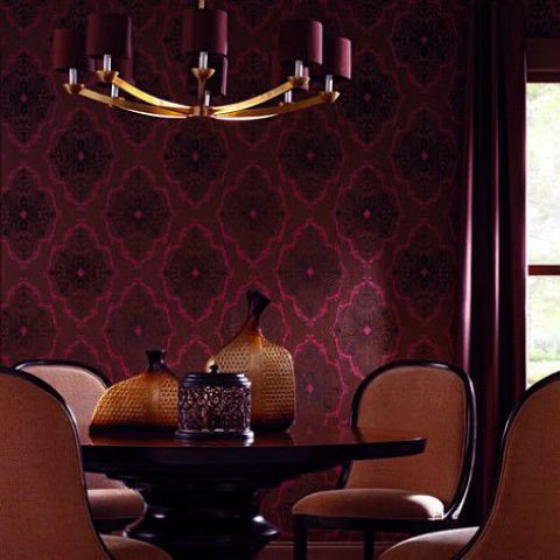 Weinrot im Interieur Tagesdecke sehr attraktiv Tisch Hängeleuchte Polsterstühle in Orange