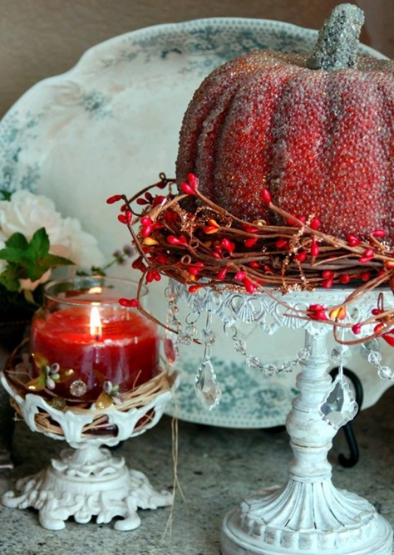 Weinrot im Interieur attraktiv stilvoll Weihnachtsdekoration Kerze Kürbis geschmückt