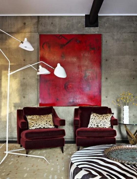 Weinrot im Interieur zwei Sessel Wandschmuck Wohnraum in Industrial Style