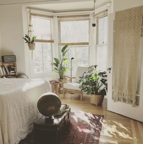 Biophilic im Interieur Schlafzimmer im Vintage Stil einfache Raumgestaltung Grünpflanzen erfrischen es