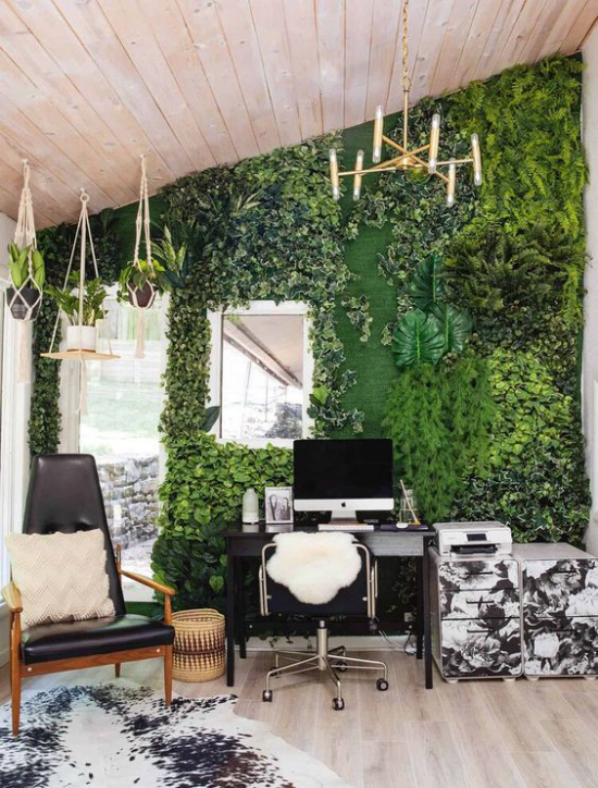 Biophilic im Interieur schöne Raumgestaltung grüne Akzentwand viele Pflanzen positive Emotionen innere Balance