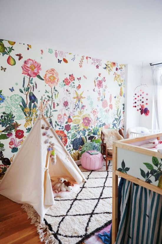 Blumentapeten Akzentwand im Babyzimmer Zelt zum Spielen Bett viele Spielzeuge