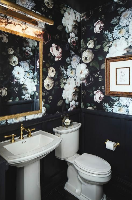 Blumentapeten Kontraste im Bad dramatischer Look weiße Bad und WC Accessoires dunkle Tapete weiße Blüten