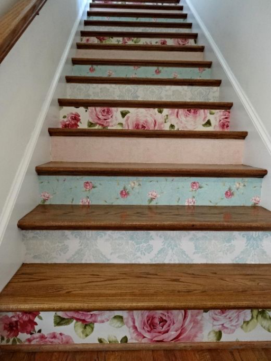 Blumentapeten Reste auf Treppe verwenden neuer Look praktischer Einsatz
