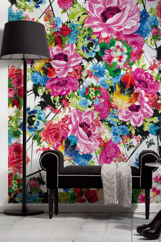 Blumentapeten bunte florale Prints gesättigte Farben Akzentwand im Flur Sitzbank Stehlampe