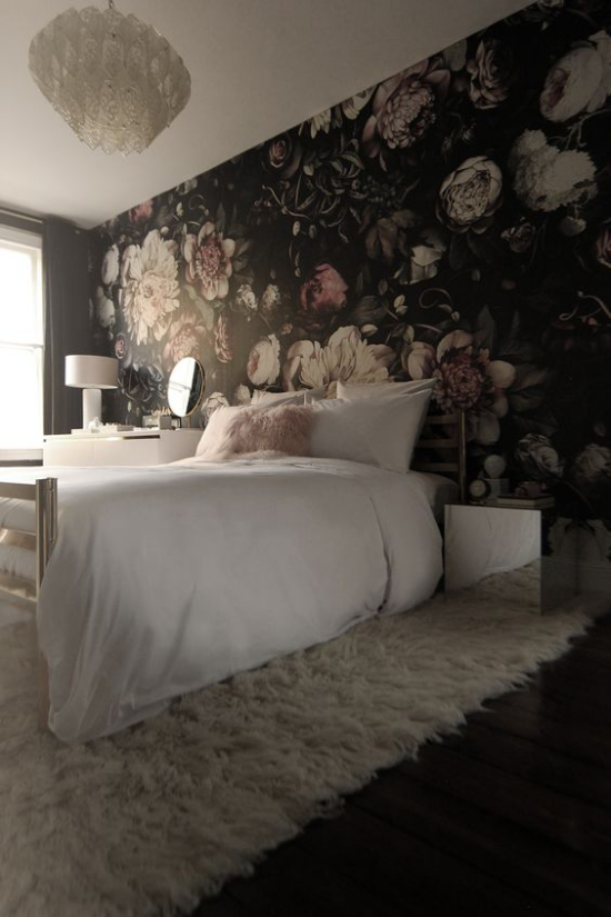 Blumentapeten florale Prints auf dunklem Hintergrund sehr beeindruckend im Schlafzimmer Kontrast zu weißer Bettwäsche ideen