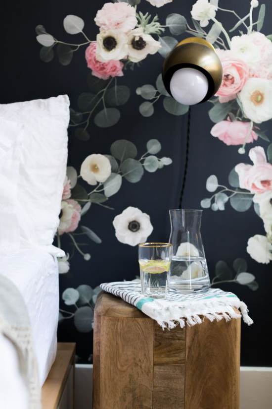 Blumentapeten florale Prints auf dunklem Hintergrund sehr beeindruckend im Schlafzimmer Kontrast zu weißer Bettwäsche