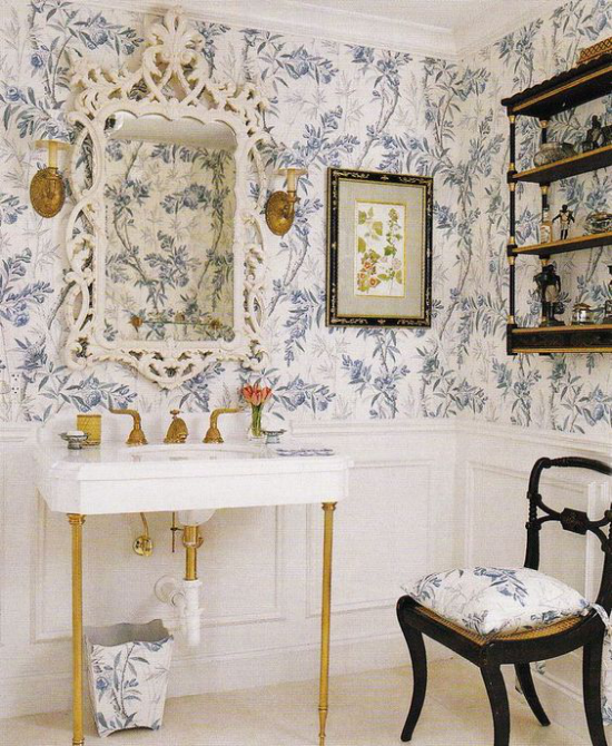 Blumentapeten im Bad passende Wandtapete schöne florale Muster Hocker Sitzkissen im visuellen Einklang Armaturen mit goldenem Finish