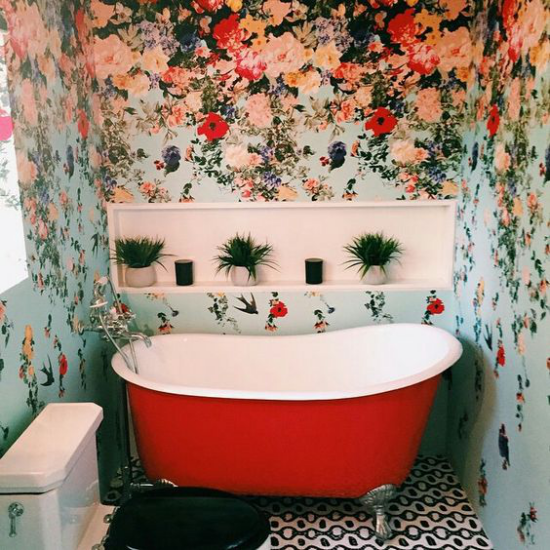 Blumentapeten im Bad rote Badewanne grüne Topfpflanzen entspannende Atmosphäre