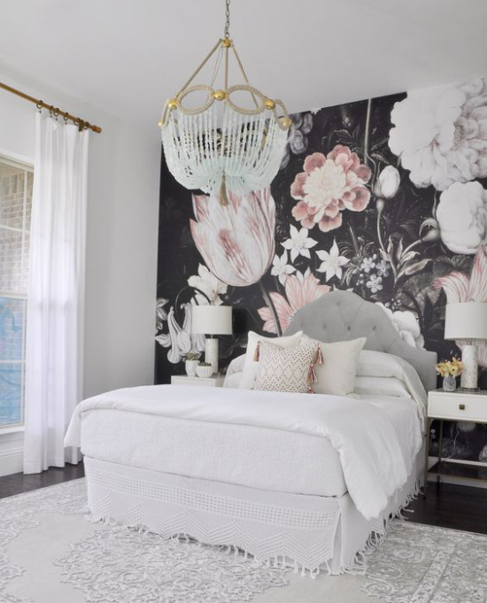 Blumentapeten luxuriöses Schlafzimmer alles andere weiß Tapete mit großen schönen Blüten auf dunklem Hintergrund