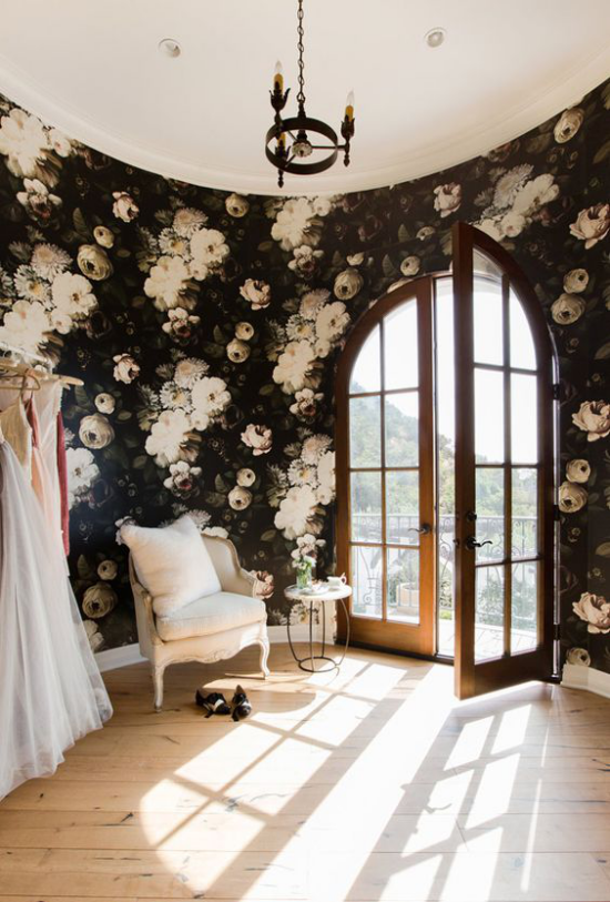 Blumentapeten weiße florale Prints auf dunklem Hintergrund sehr beeindruckend im Schlafzimmer Kontrast