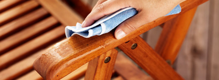 Gartenmöbel reinigen Holzstuhl mit einem feuchten Tuch abwischen Staub entfernen