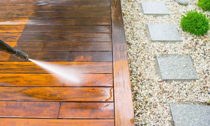 Gartenmöbel reinigen Holztisch saubermachen frühlingsfit abspritzen