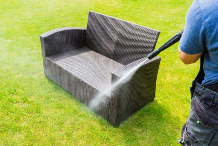 Gartenmöbel reinigen Outdoor Sofa aus Polyrattan abspritzen saubermachen