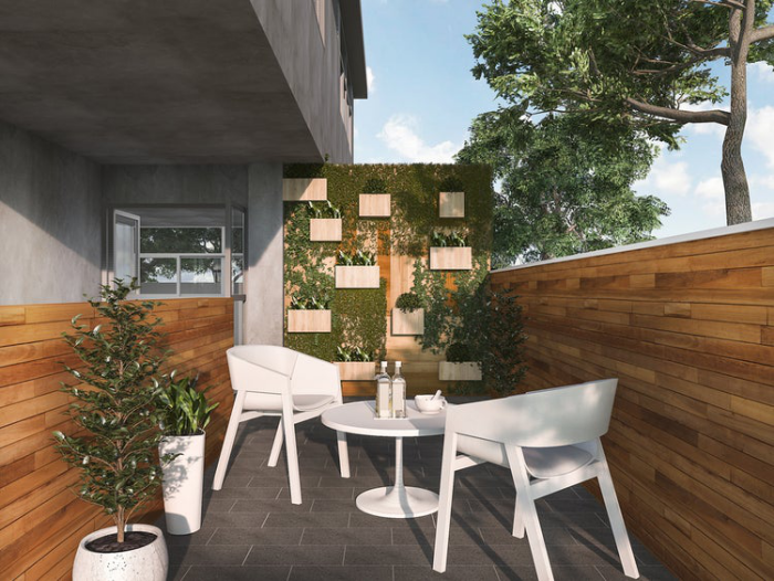 Moderne Terrassengestaltung trendige Einrichtungsideen Holzzaun Sichtschutz Plastikmöbel grüne Pflanzen vertikaler Garten