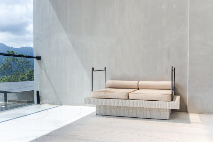 Moderne Terrassengestaltung trendige Einrichtungsideen Outdoor Sofa schickes Design helle Farben