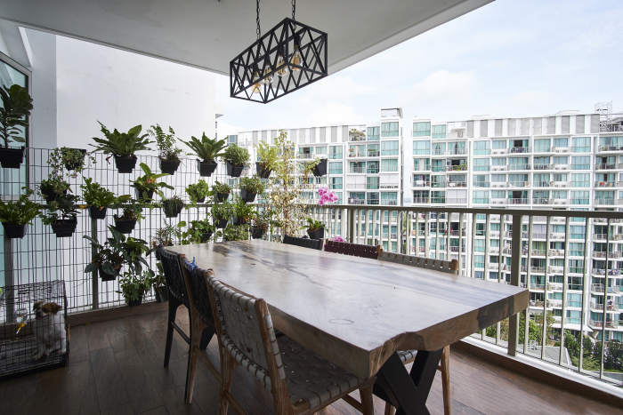 Moderne Terrassengestaltung trendige Einrichtungsideen grüne Wand Hingucker Esstisch aus Holz Stühle schöner Blick