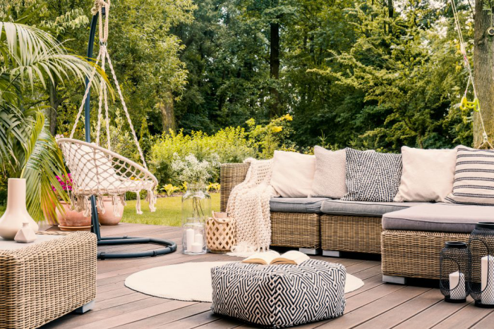 Moderne Terrassengestaltung trendige Einrichtungsideen helle Farben bequeme Outdoor Möbel geflochten Decke Hängematte Sitzhocker
