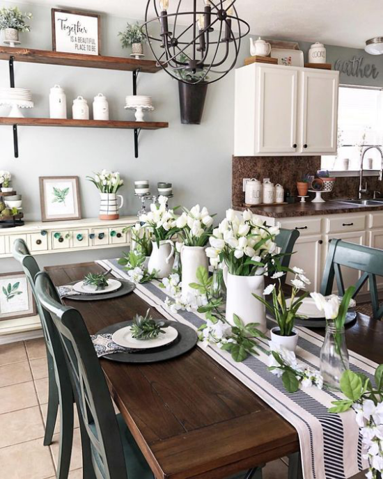 Tischdeko Frühling Holztisch Tischläufer weiße Vasen weiße Tulpen stilvolles Arrangement