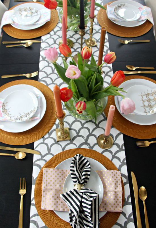 Tischdeko Frühling Tischläufer interessante Muster glänzendes Geschirr Kerzen farbliche Abwechslung