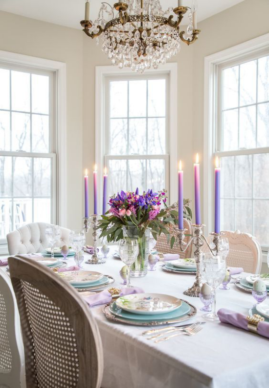 Tischdeko Frühling Ton in Ton Gestaltung weißer Hintergrund Blumen in Vase Akzente in Blau und Violett