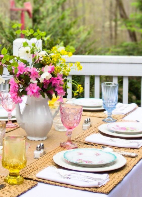Tischdeko Frühling bei gutem Wetter draußen feiern schön gedeckter Tisch Blumen bunte Gläser