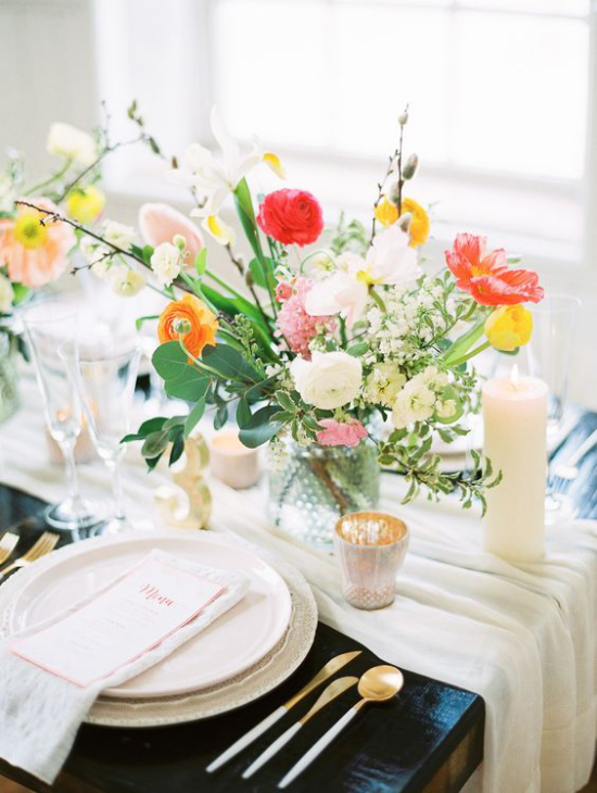 Tischdeko Frühling dunkler Tisch weißer Tischläufer Servietten Gedeck weiße Kerze farbenfrohe Frühlingsblumen in Vase