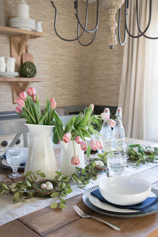 Tischdeko Frühling einfach arrangiert aber schön aussehend rosa Tulpen weiße Vasen