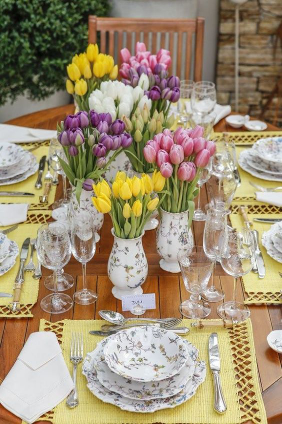 Tischdeko Frühling festlich dekorierter Tisch schönes Porzellanservice fein gemustert viele Tulpen in Gelb Rosa Violett in Vasen