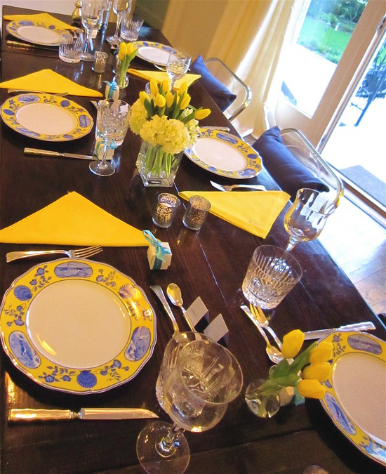 Tischdeko Frühling festlich gedeckter Tisch Kontrast Braun Gelb etwas hellblau gelbe Blumen gelbe Servietten