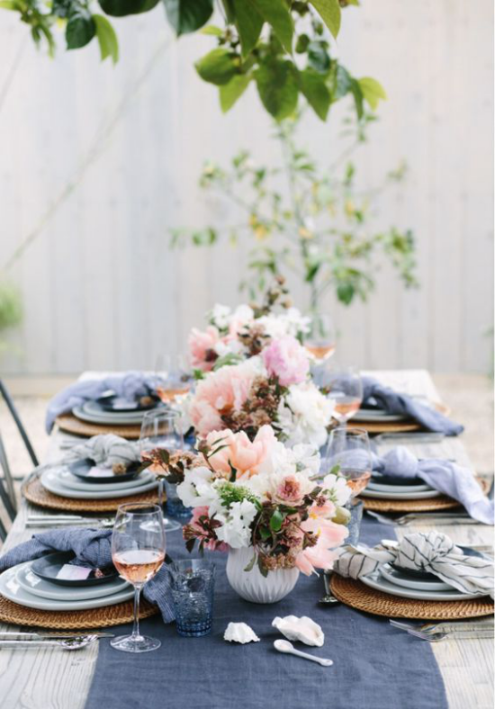 Tischdeko Frühling festlich gedeckter Tisch Kontrast Hell und Dunkelblau zartes Rosa Frühlingsblumen in Vase