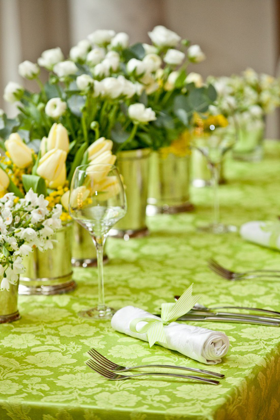Tischdeko Frühling festlich gedeckter Tisch grasgrüne Tischdecke gelbe Blumen viel Grün Ton in Ton Gestaltung