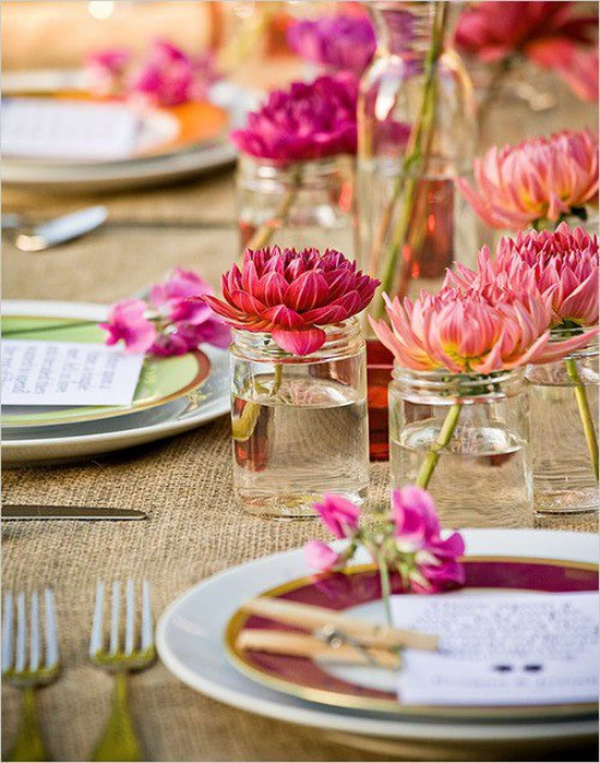 Tischdeko Frühling festlich gedeckter Tisch viele Blumen darauf verteilt schöner Blick