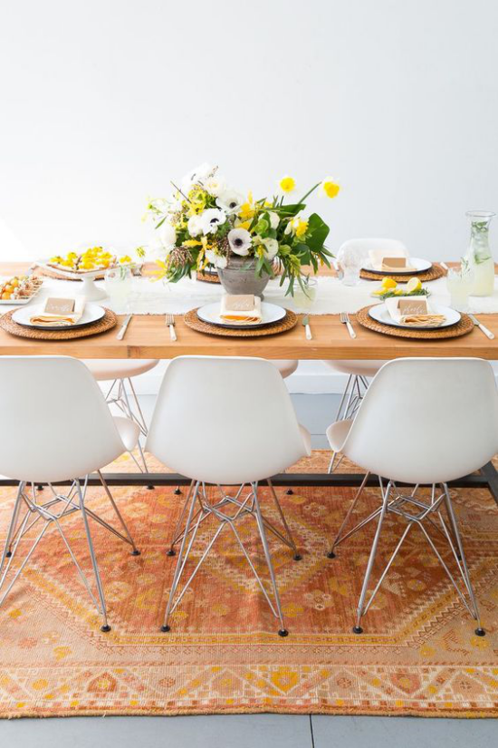 Tischdeko Frühling gemütliches Ambiente Teppich gedeckter Tisch Frühlingsblumen weiße Stühle gelbe Akzente