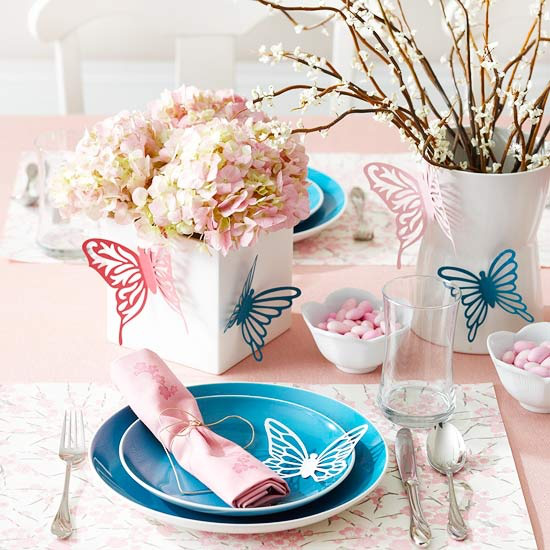Tischdeko Frühling in Pastelltönen blaue Teller rosa Serviette Schmetterlinge als Deko in zarten Farben