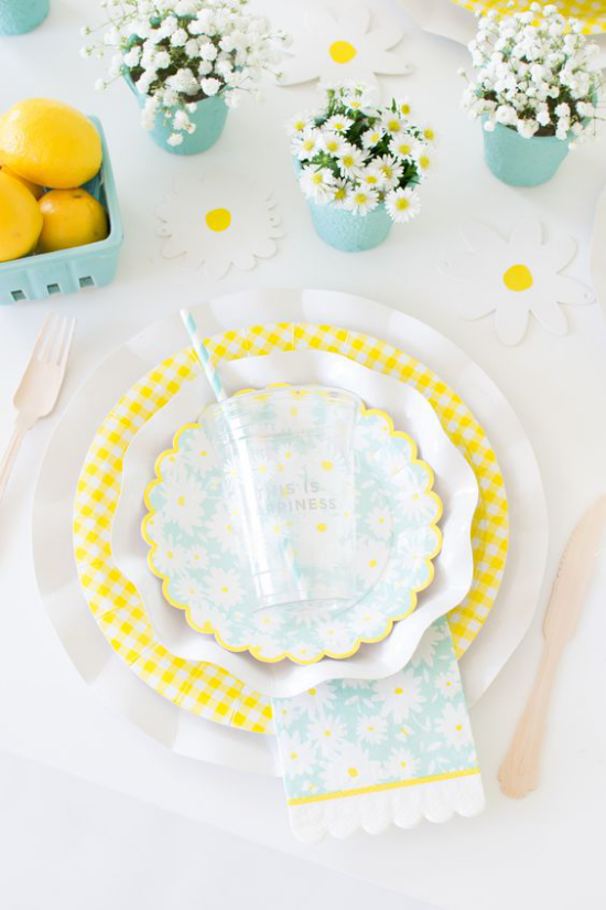 Tischdeko Frühling mit Liebe zum Detaildekoriert Teller mit gelber Kante Zitronen Besteck weiße Margeriten in Vasen