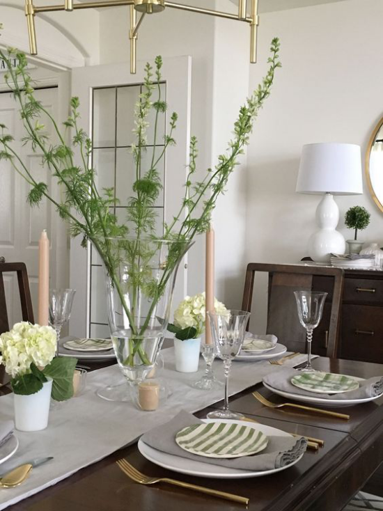 Tischdeko Frühling schlichter Look Tischdecke Servietten in Pastellfarben viel Grün weiße Hortensien in weißen Töpfen