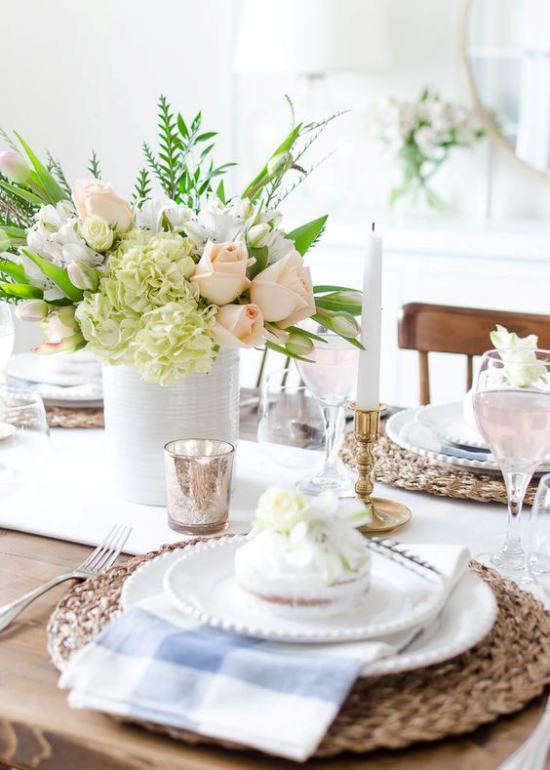 Tischdeko Frühling schön gedeckter Esstisch Vase mit Frühlingsblumen etwas Grün Rosen in zarten Farben Gedeck Untersetzter weiße Kerze