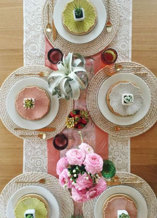 Tischdeko Frühling schön gedeckter Tisch zarte Farben Blumen Service Besteck Tischläufer