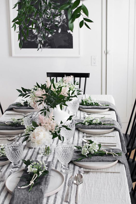 Tischdeko Frühling stilvolle Gestaltung in Graphit und Grau Decke Servietten Geschirr