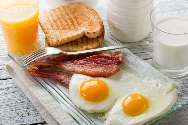 2 Wochen Diät Frühstück essen Spiegeleier mit Speck getoastetes Brot Orangensaft Milch